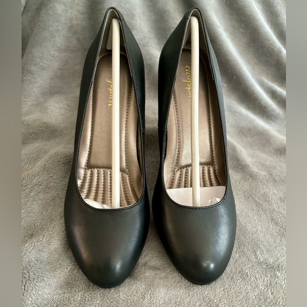 Easy Spirit Black Leather Pumps size 7